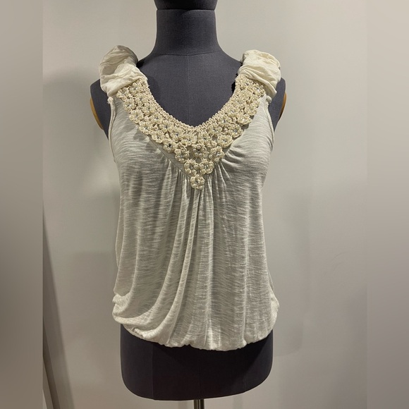 Chic Cream Sleeveless Blouse - Picture 2 of 3